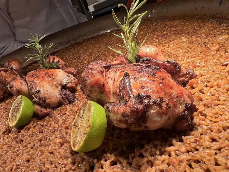 Muslos de pollo a la brasa y lima sobre arroz