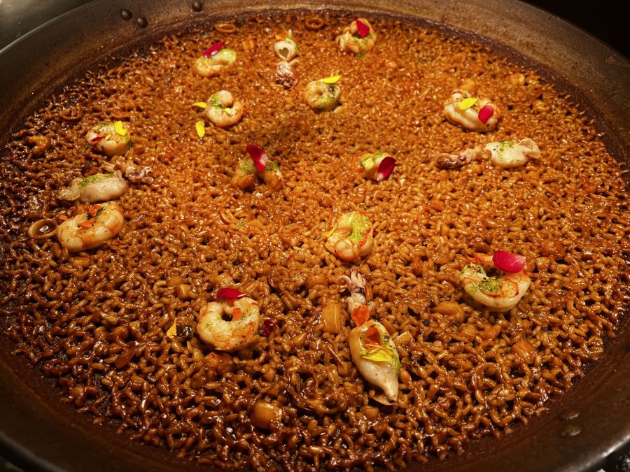 Paella con langostinos, vista cenital