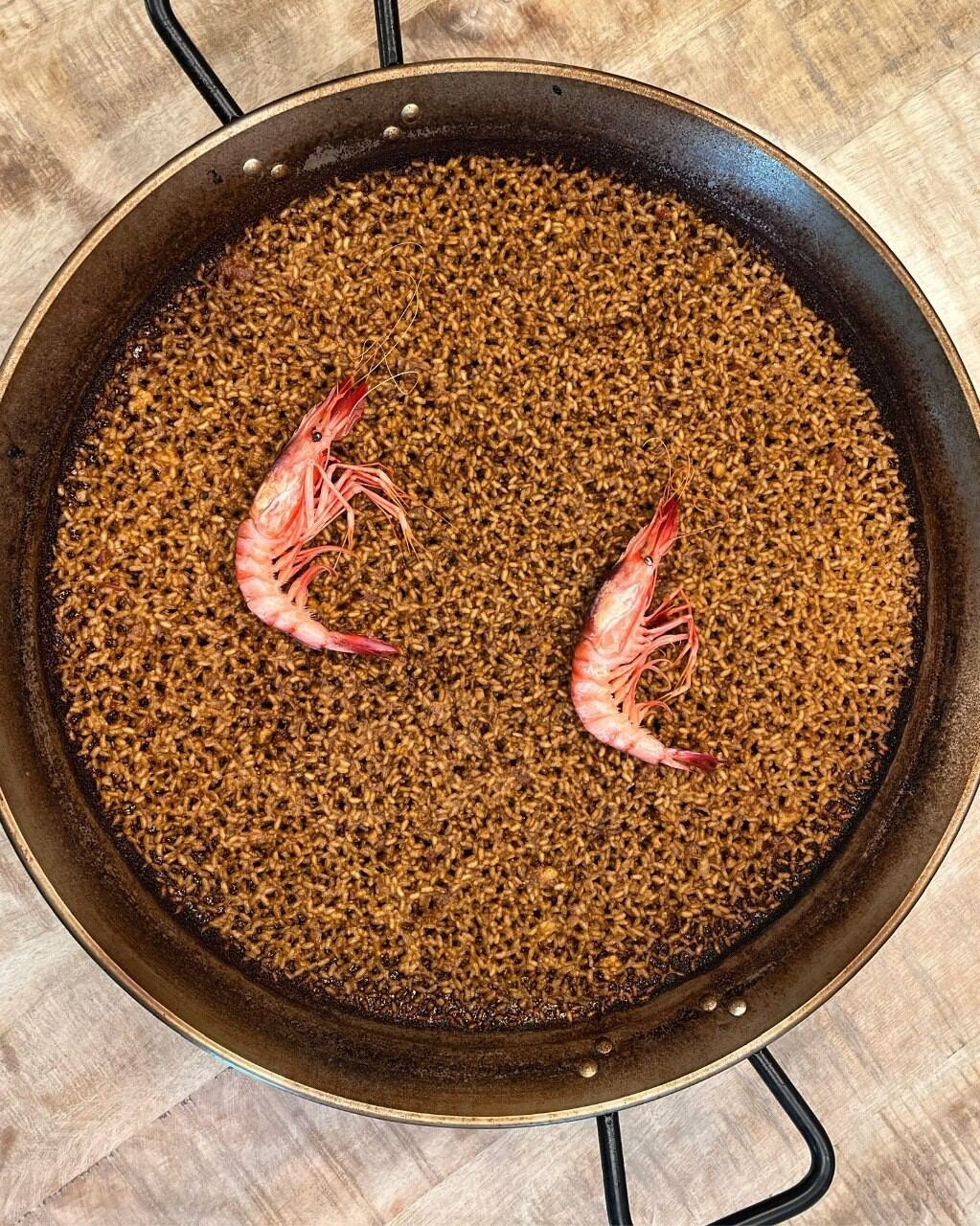 Paella con langostinos y flores