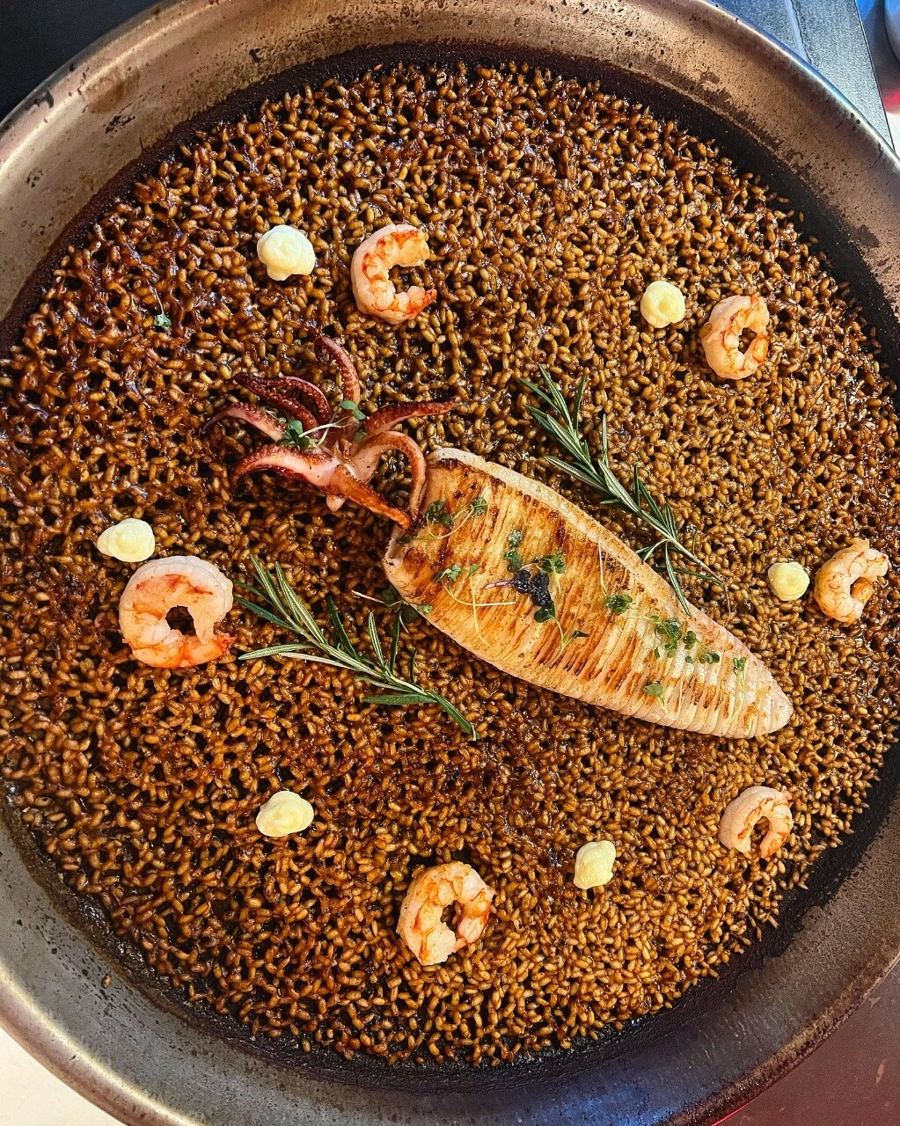 Paella con sepia, langostino y romero