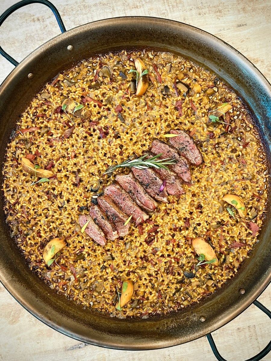 Paella con solomillo laminado