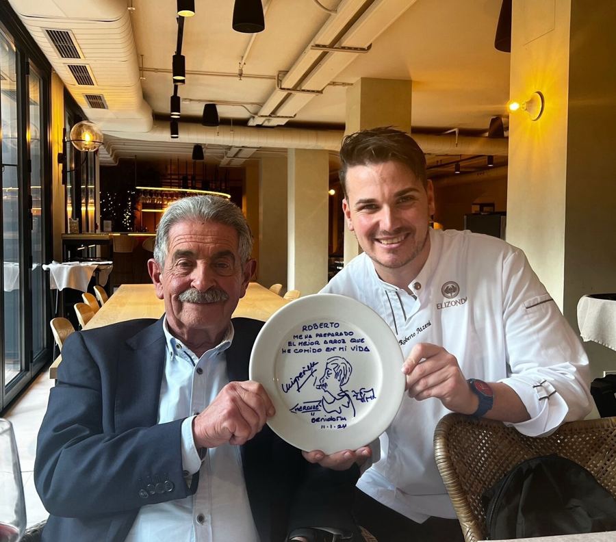 Roberto Atzeni con Miguel Ángel Revilla, que firmó un plato en agradecimiento a su arroz