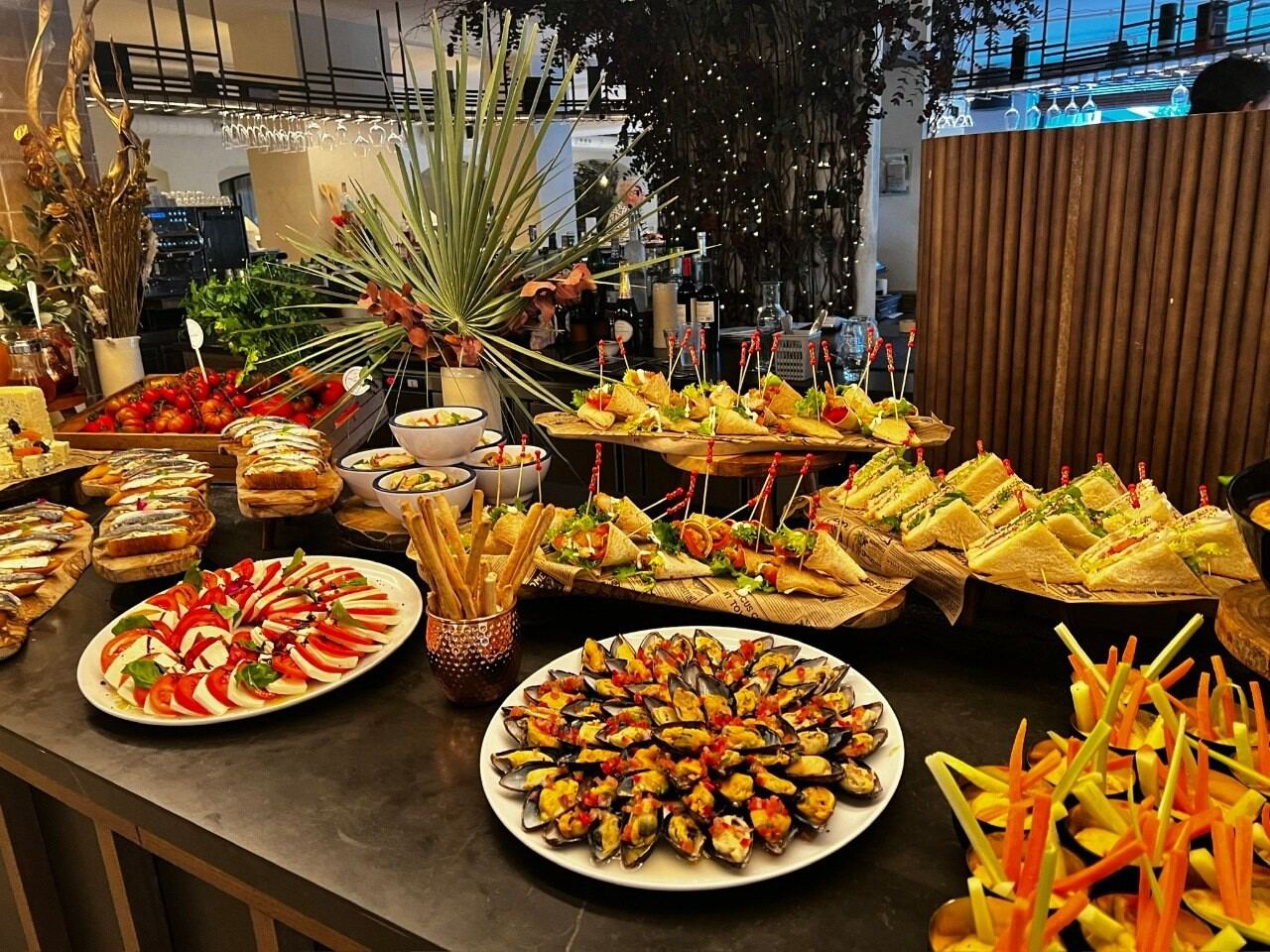 Mesa de buffet con marisco y aperitivos