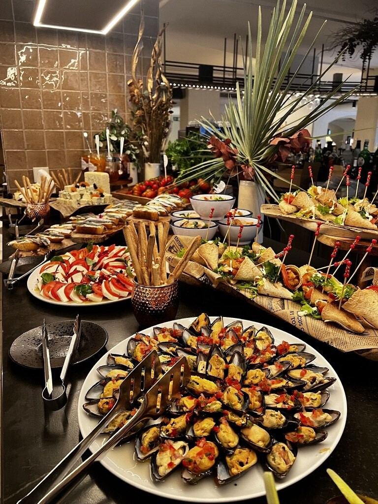 Mesa de aperitivos y brochetas de marisco