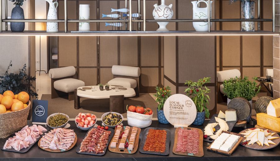 Mesa de buffet con embutidos y quesos