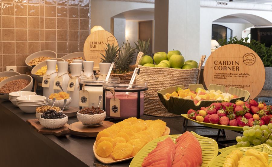 Mesa de desayuno con fruta variada