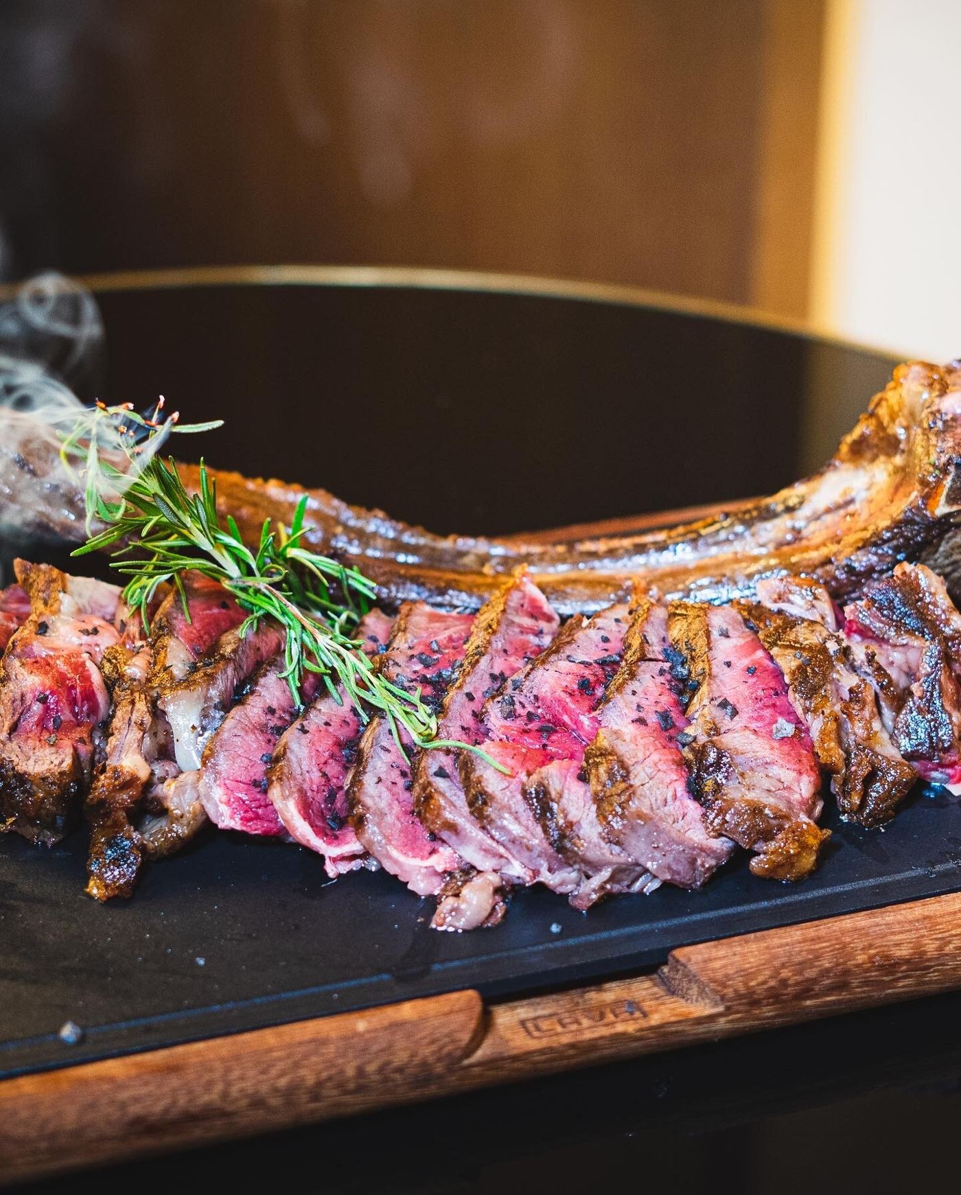 Chuletón madurado a la brasa con romero