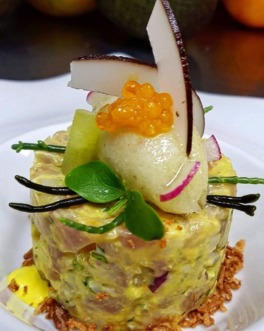 Tartar compuesto con caviar y flores comestibles