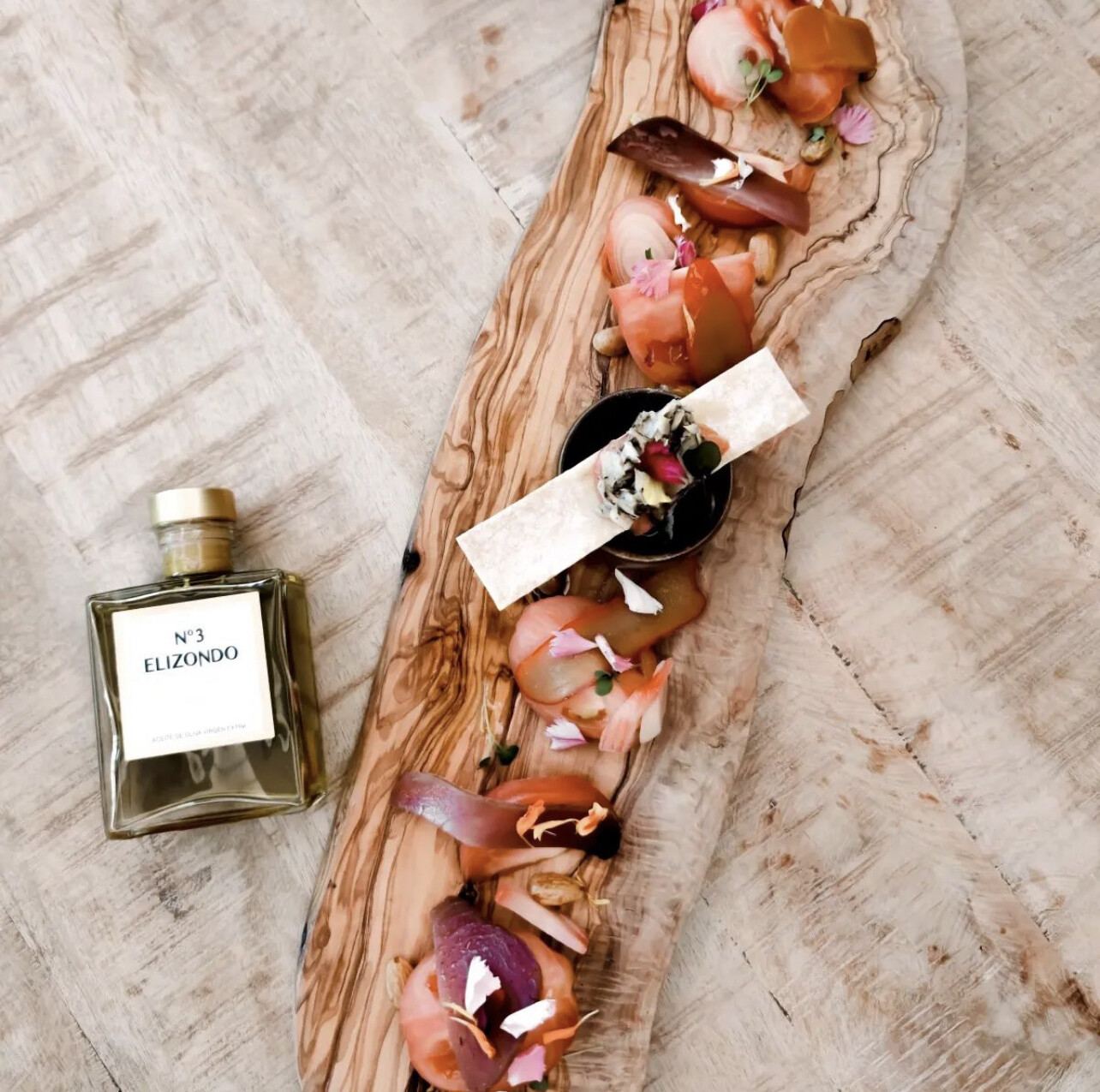 Tapa elegante sobre tabla de madera con aceite