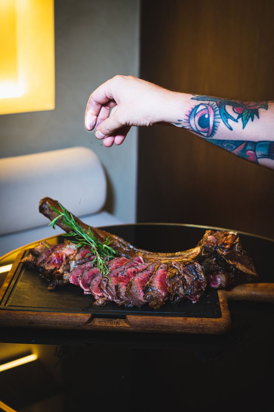 Sazonando un chuletón a la brasa