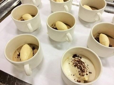 Mousse de postre en vasitos de porcelana