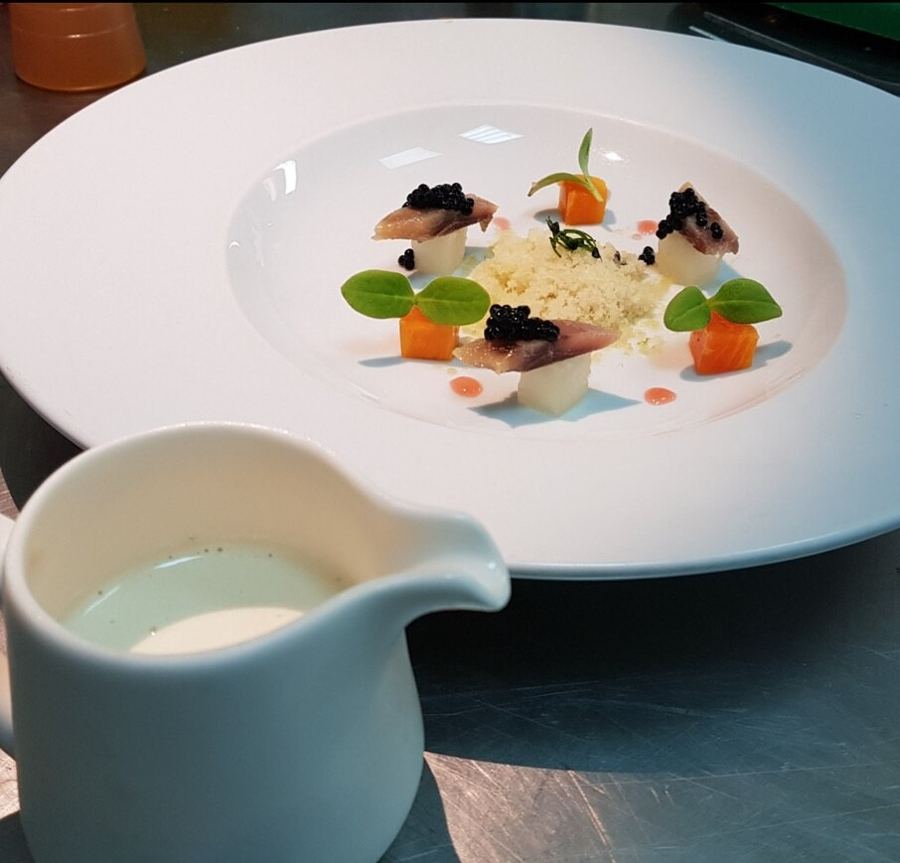 Plato blanco minimalista con jarra de salsa