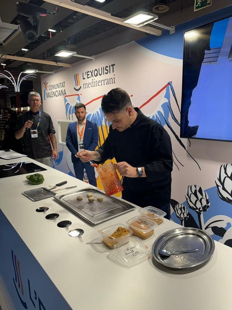 Demostración de cocina en directo en el stand