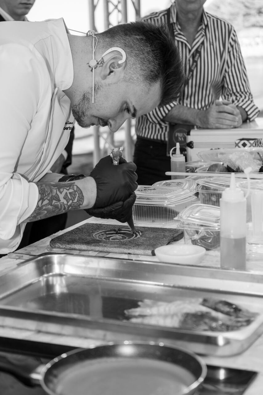 Preparación de un plato en blanco y negro