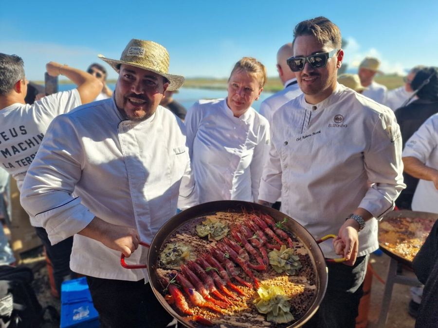 Presentando paella en jornada gastronómica junto al mar