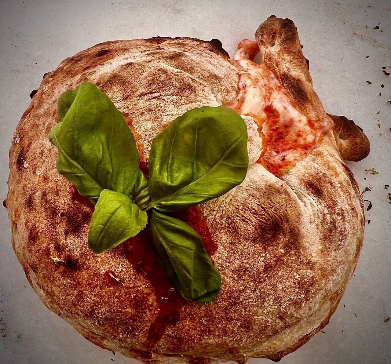 Pizza margarita rústica a la leña