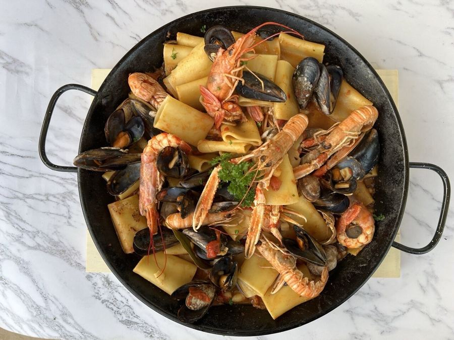 Pasta con mejillones y langostinos en sartén