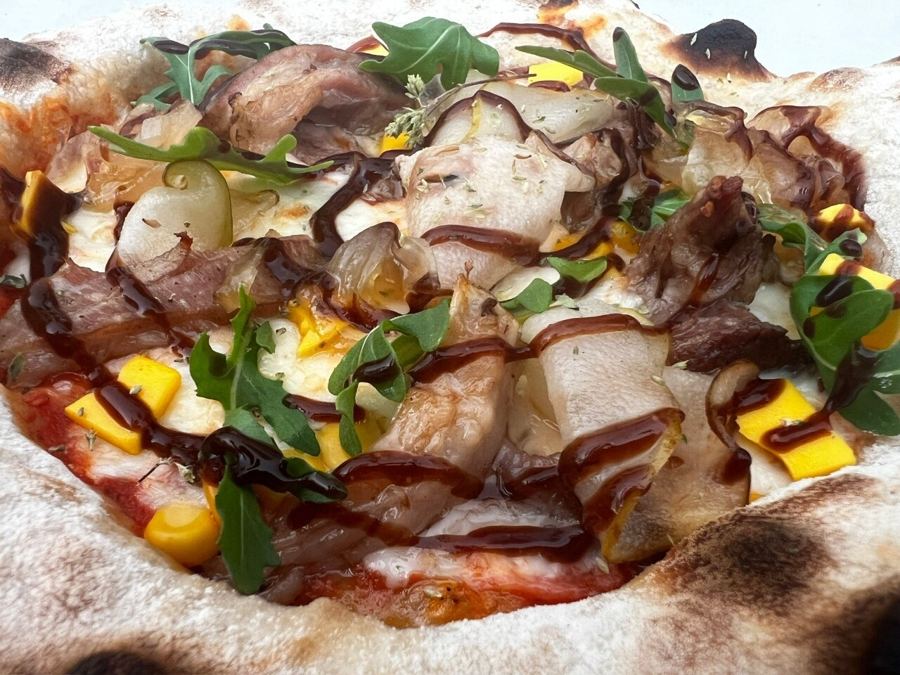 Pizza de champiñones y jamón, vista cenital