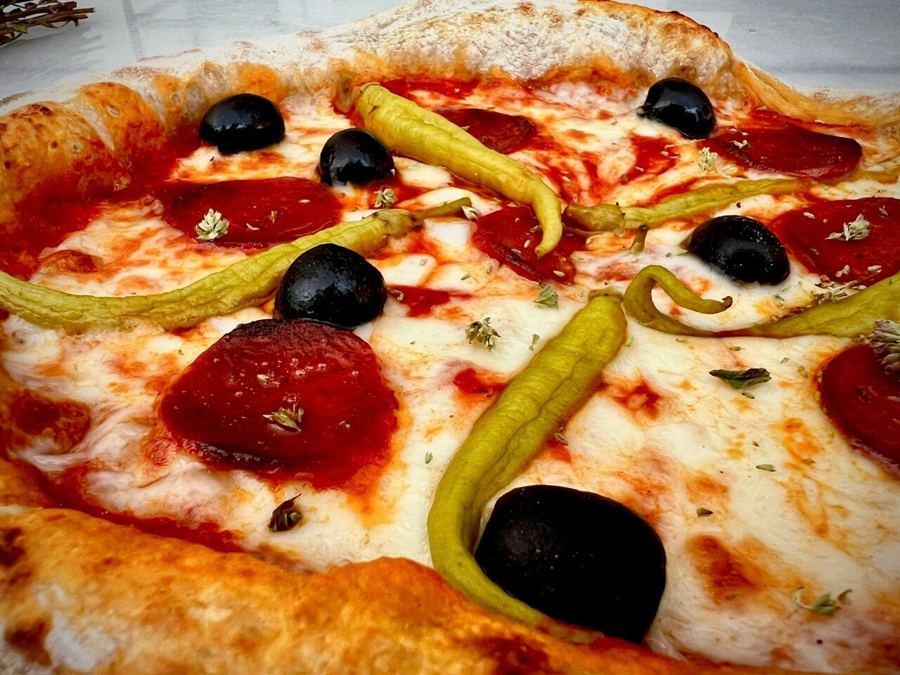 Pizza con aceitunas y guindilla