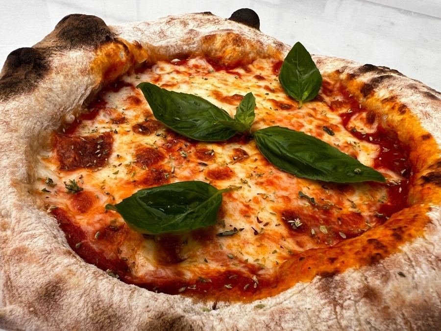 Pizza margarita rústica con albahaca