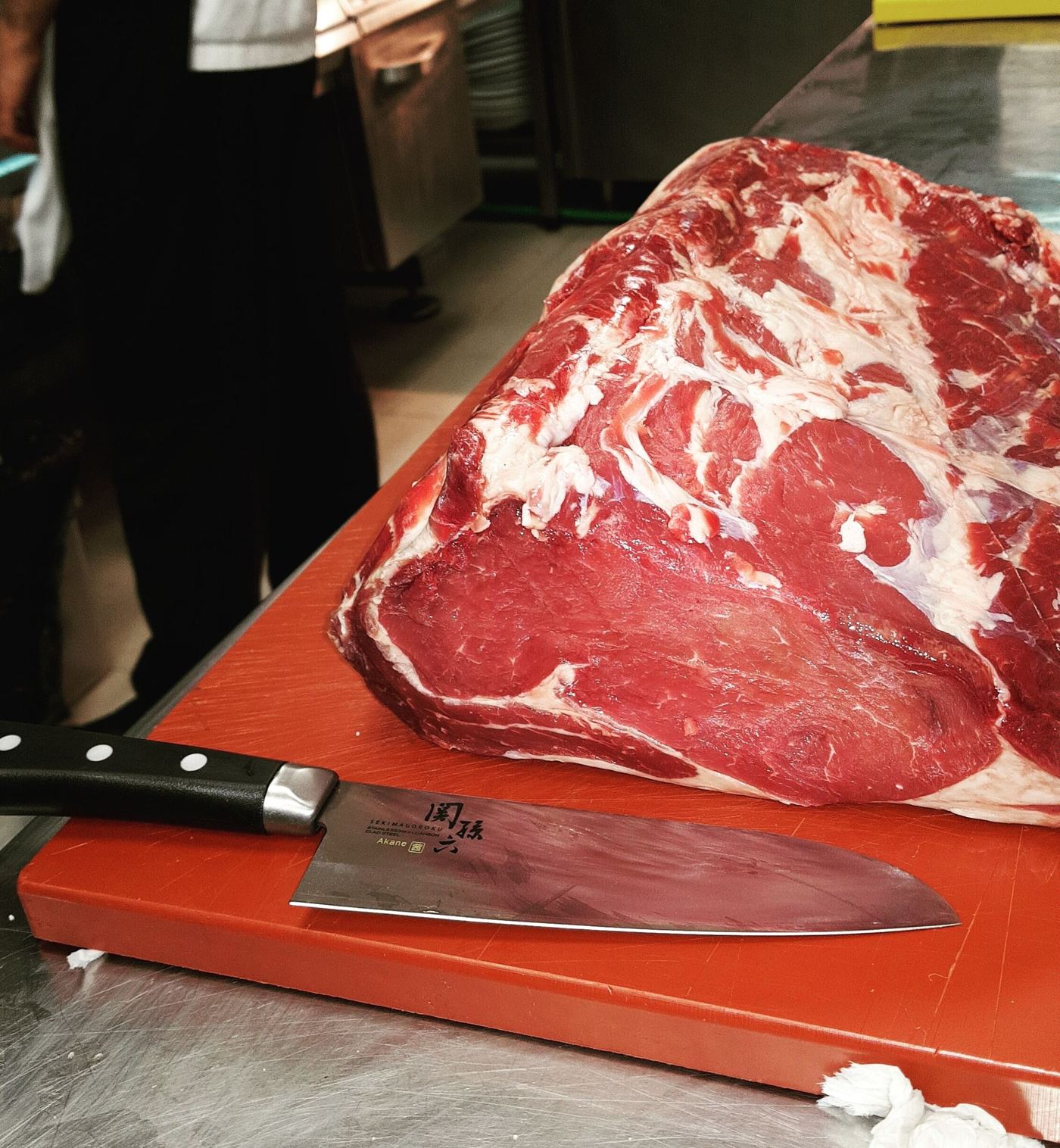 Corte de chuletón madurado sobre tabla