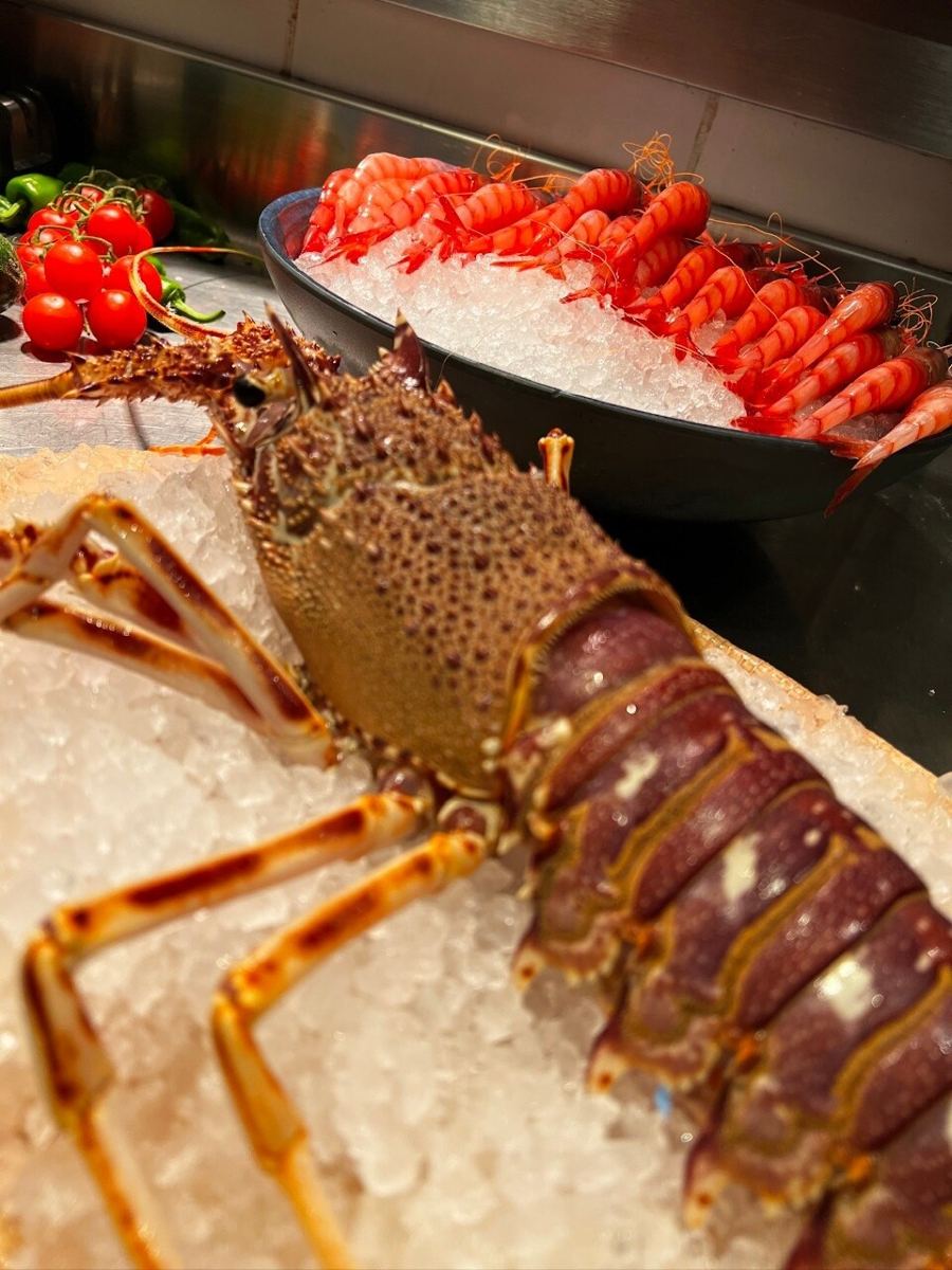 Bogavante sobre hielo con tomates