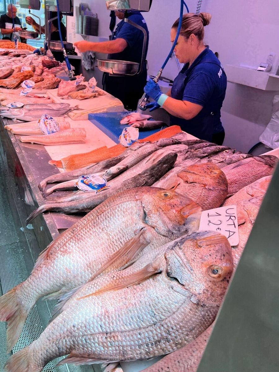 Puesto de pescadería con variedad de producto