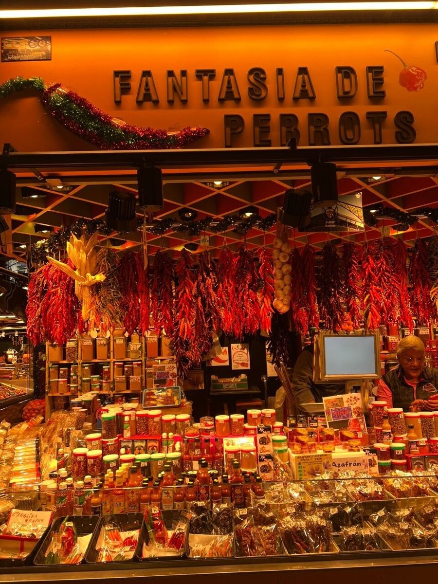 Tienda de embutidos y jamones colgados