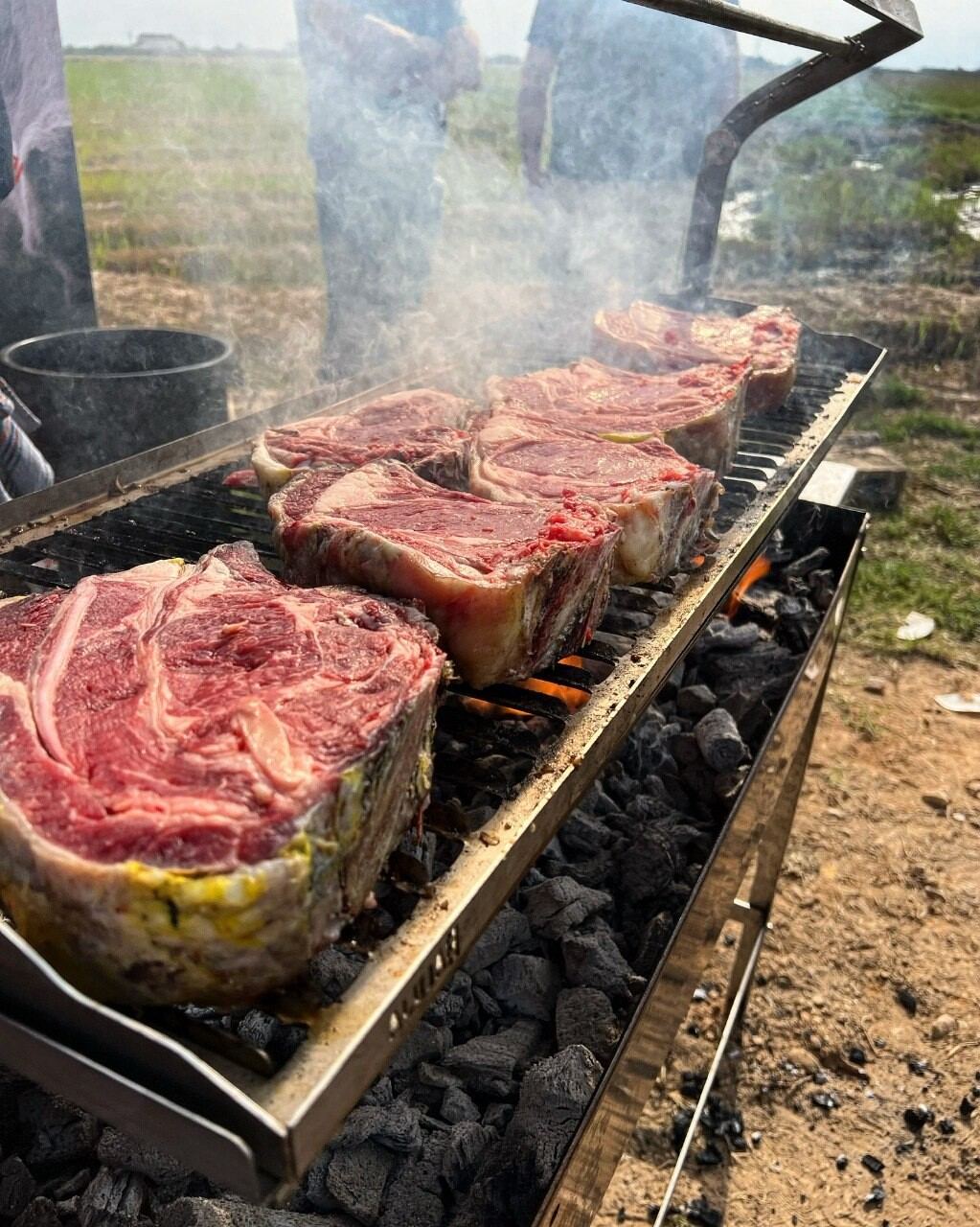 Chuletones a la brasa al aire libre