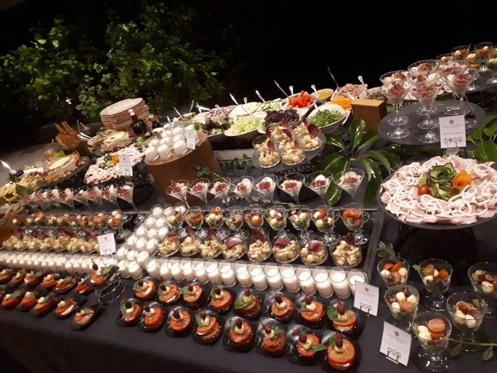 Mesa dulce nocturna de postres para evento