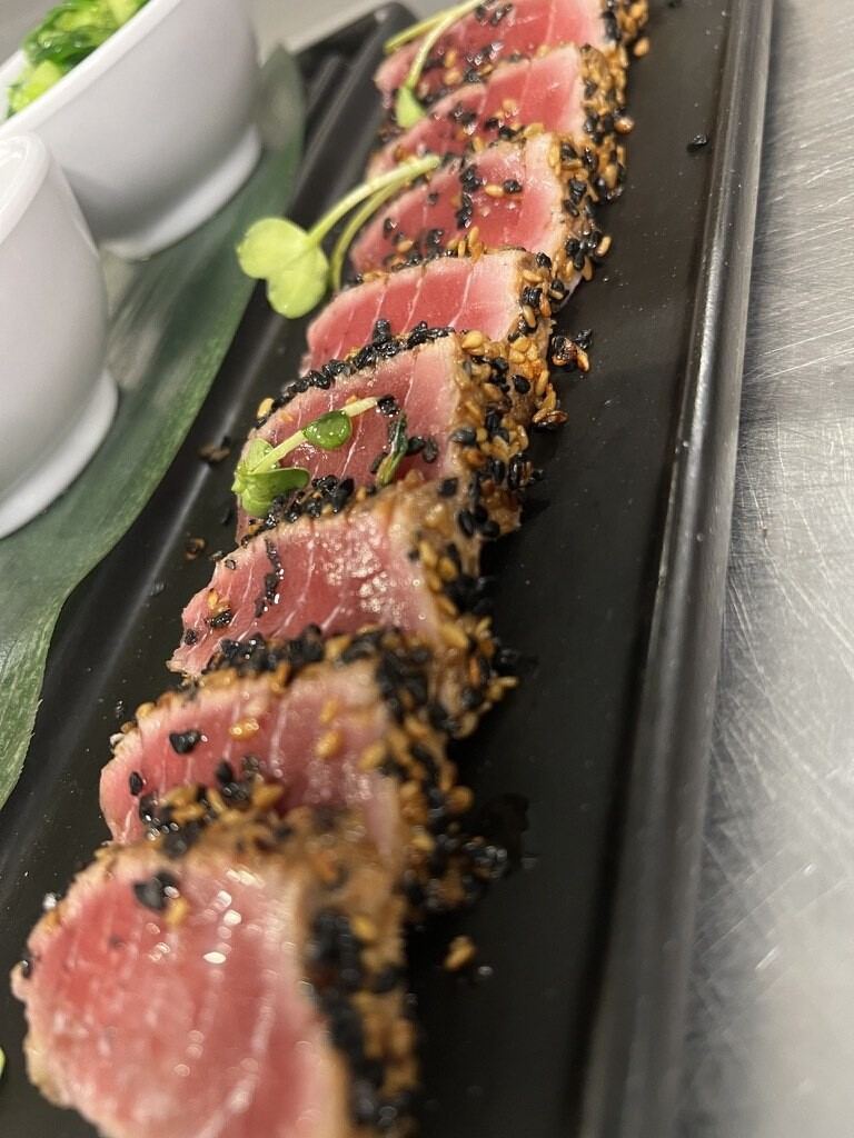 Línea de tataki de atún emplatado