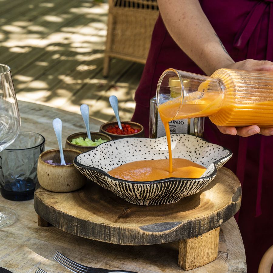 Mesa de aperitivos con salsas de colores
