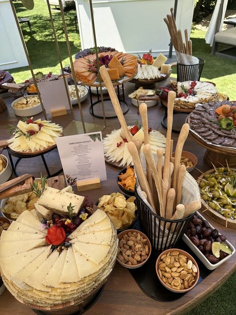 Tabla de quesos y snacks para evento