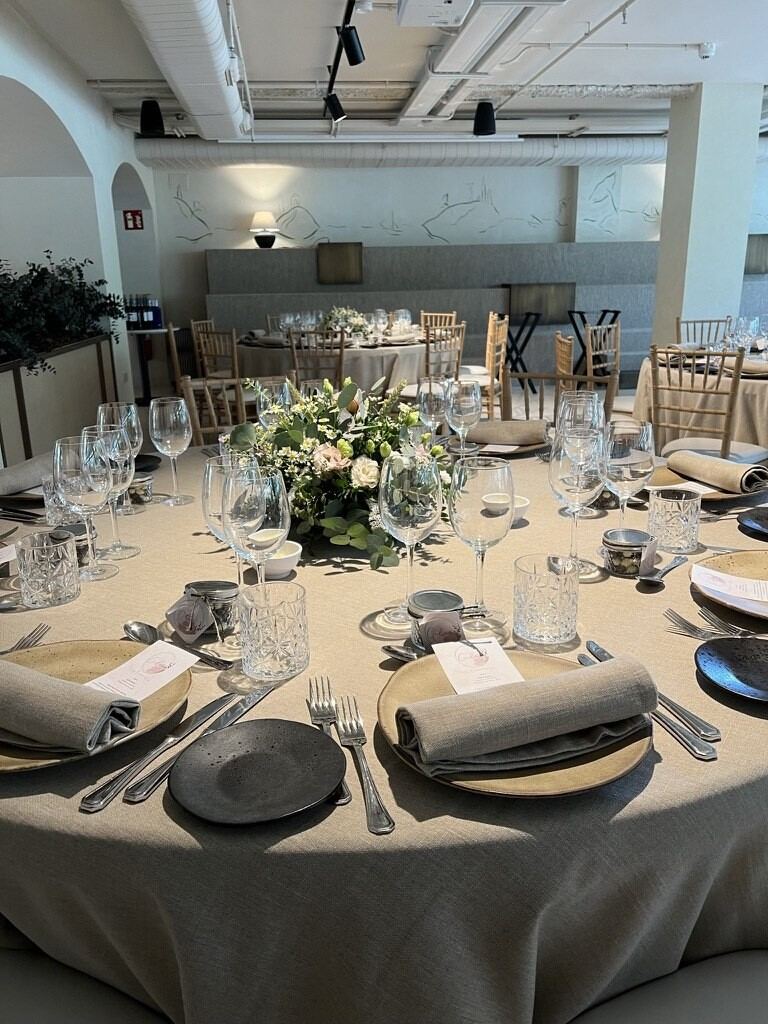 Mesa de banquete elegante preparada