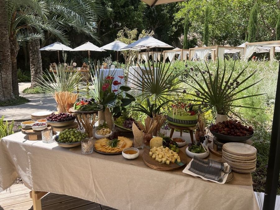 Jardín con mesa de producto ambientada