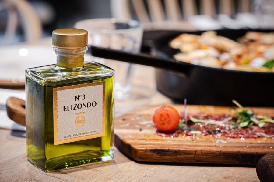 Aceite Nº3 Elizondo junto a tabla de cata