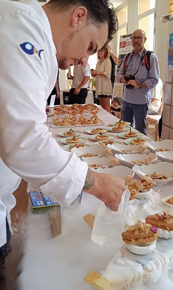 Chef sirviendo canapés en banquete