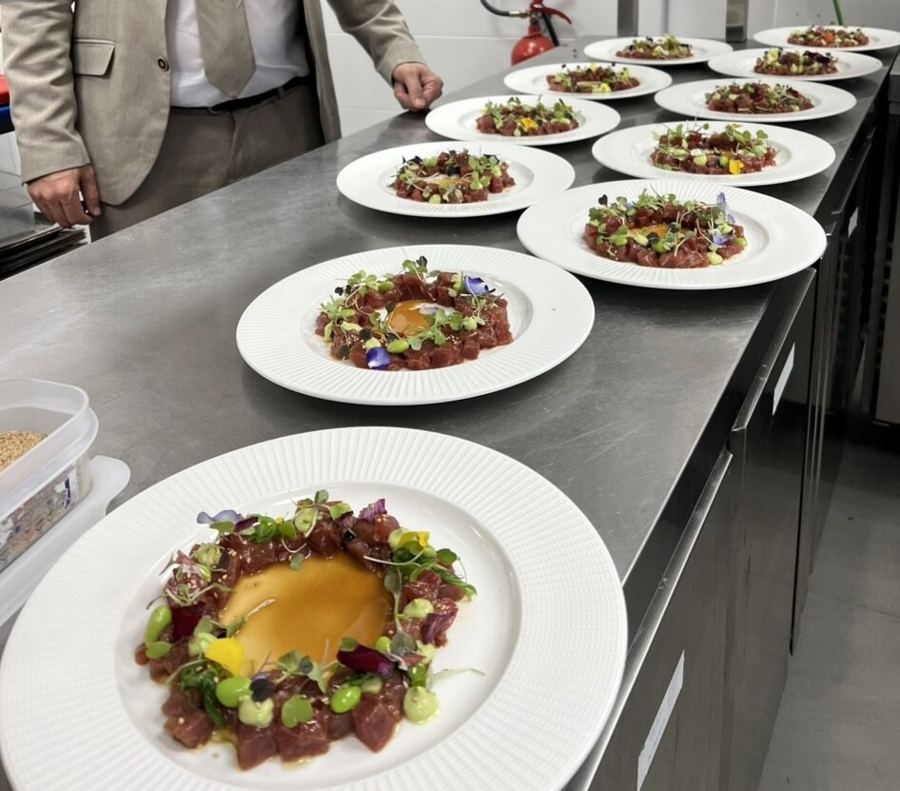 Mesa de tataki de atún servida para banquete