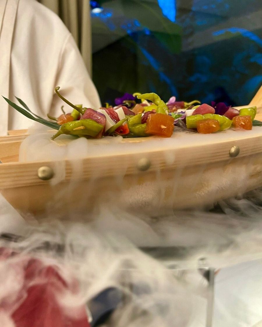 Plato de bienvenida con humo aromático