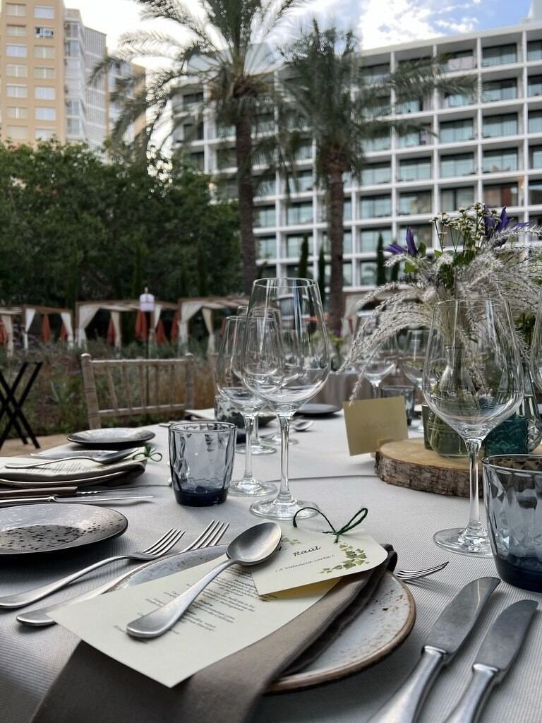 Mesa de banquete junto a la piscina del hotel