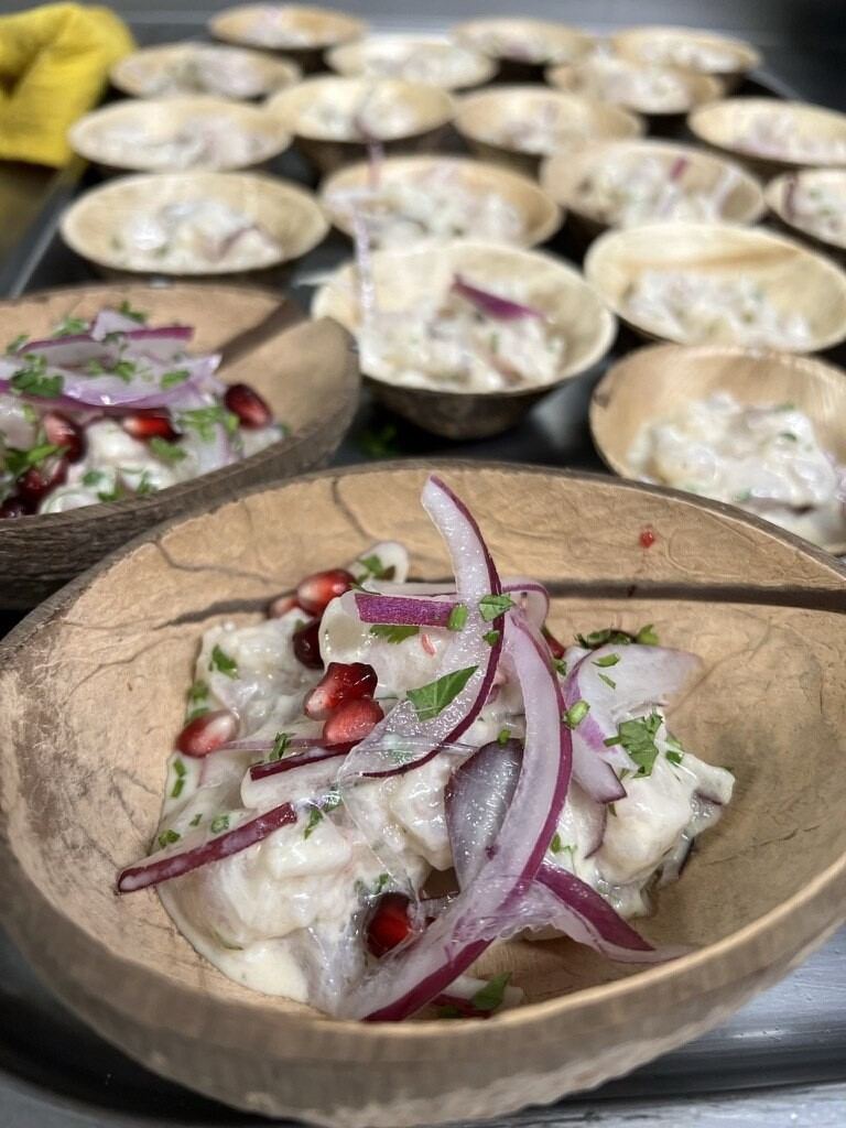 Tartar en cuenco de madera con cebolla morada