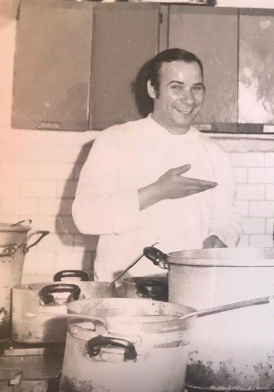 Giuseppe Atzeni, padre de Roberto, en la cocina del restaurante familiar