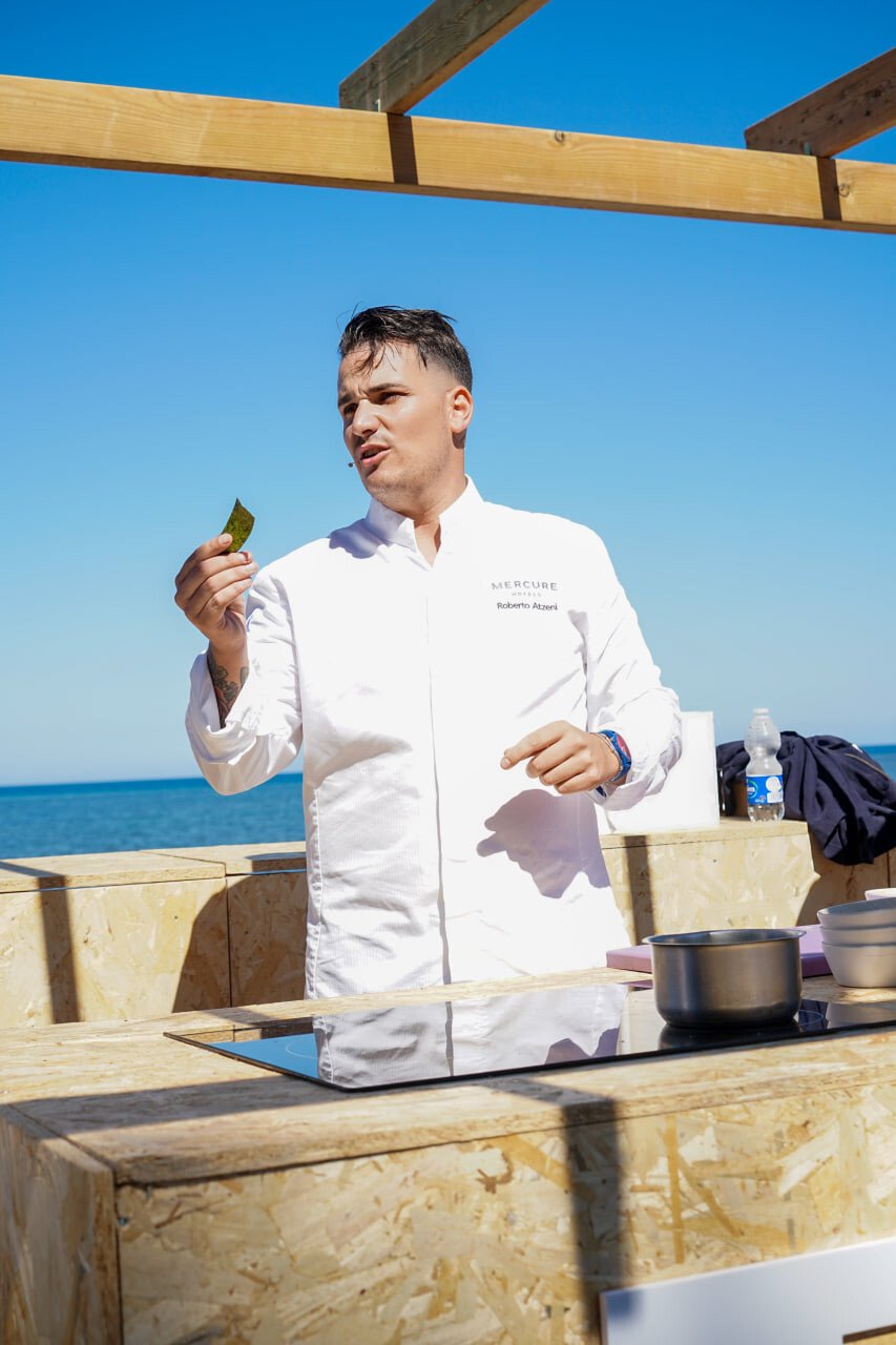 Roberto Atzeni, retrato junto al mar