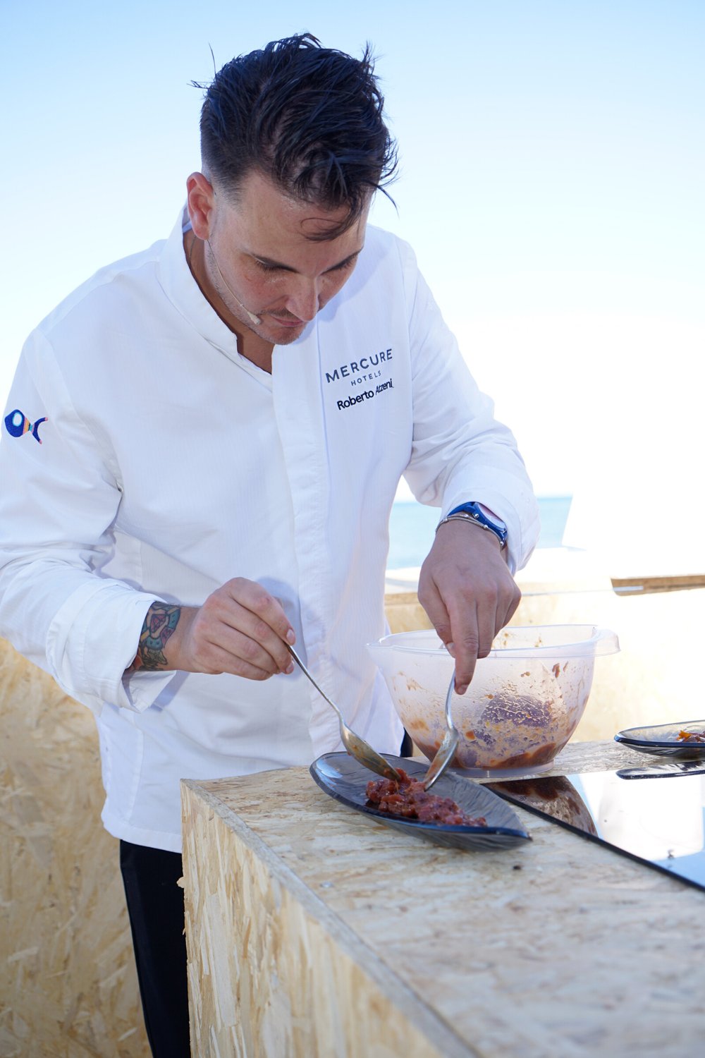 Roberto Atzeni emplatando en una barra junto al mar